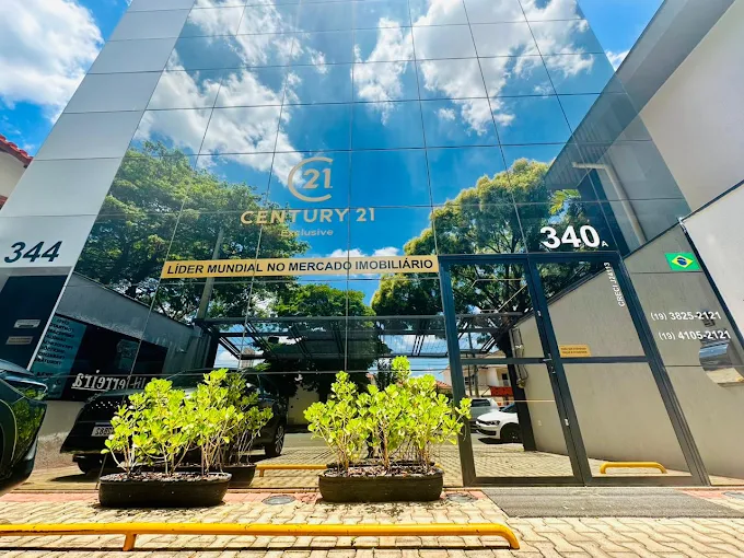 Fachada da Century 21 Exclusive, com sua marca sobre o edifício de vidro